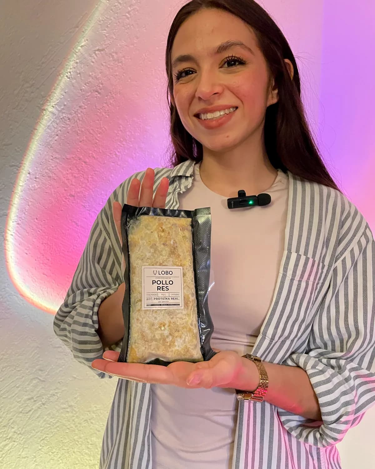 Dana mostrando el Premium Box de LOBO